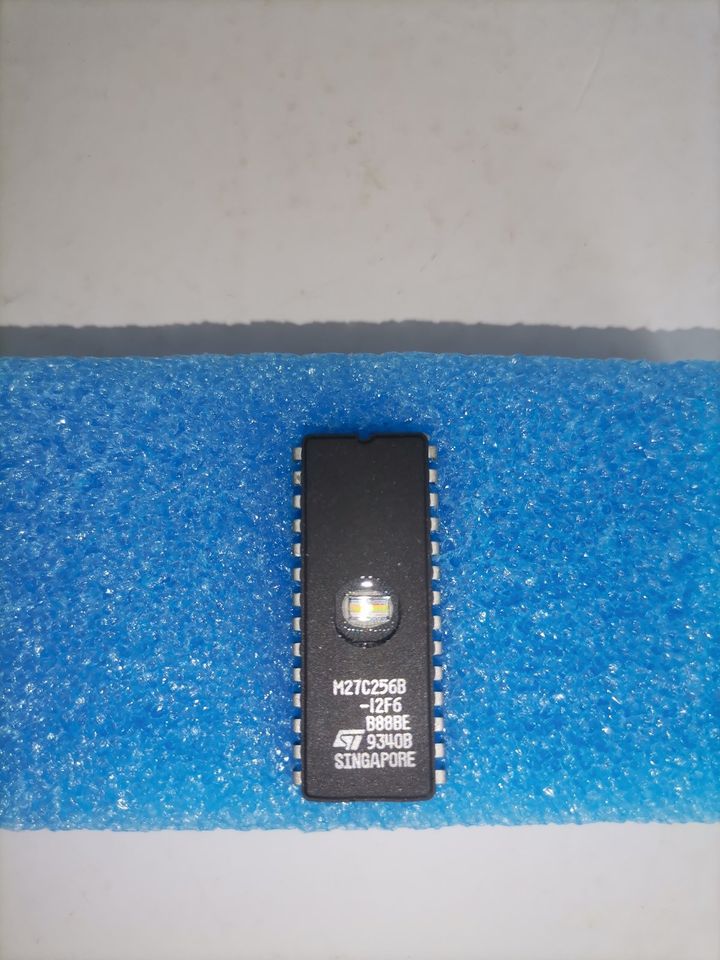 4x ST M27C64A - 20F6 - 1x ST MC27C256B - EPROM Getestet in Calden