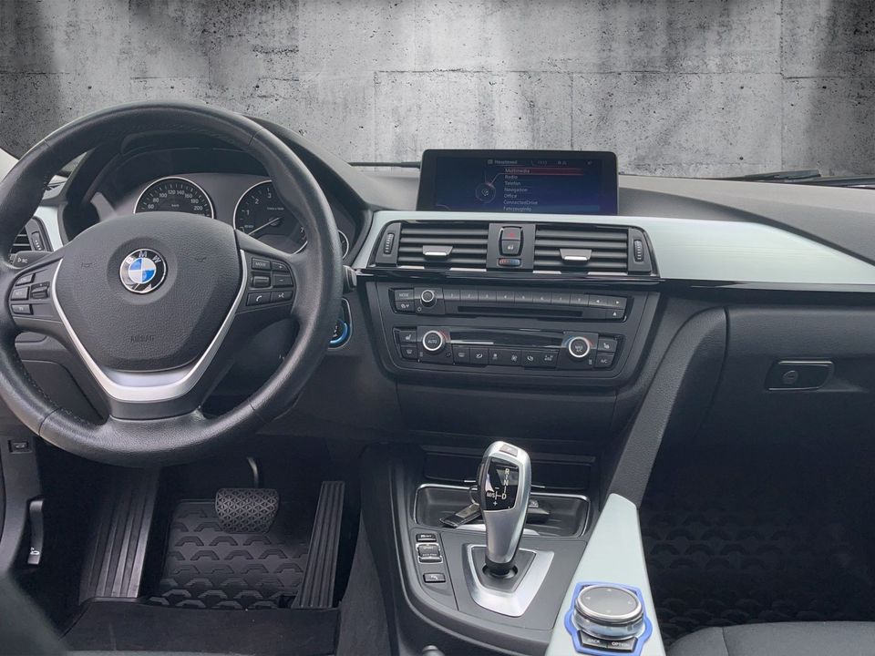 BMW 320i Touring Pano/Innovaitionspaket/Garantie in Saulheim