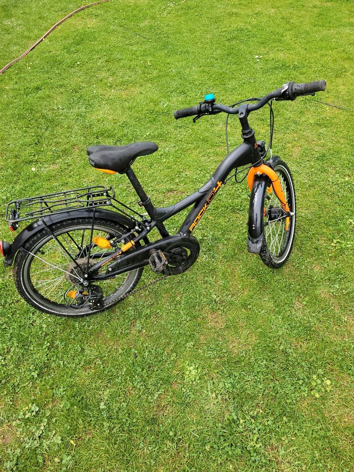 Jungen Fahrrad in Manching