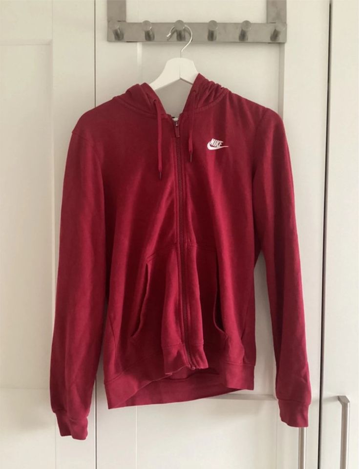 Rote Nike Jacke in Parchim