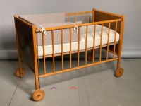 Antikes Kinderbett Babybett mit neuwertiger Matratze und Nest Nordrhein-Westfalen - Solingen Vorschau