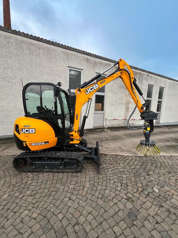 Mieten Minibagger mit Erdbohrer/ Unkrautbürste MS 03 2,8 Tonnen Bagger JCB 8026 Mieten Baumaschinen Vermietung Leihen in Meisenheim