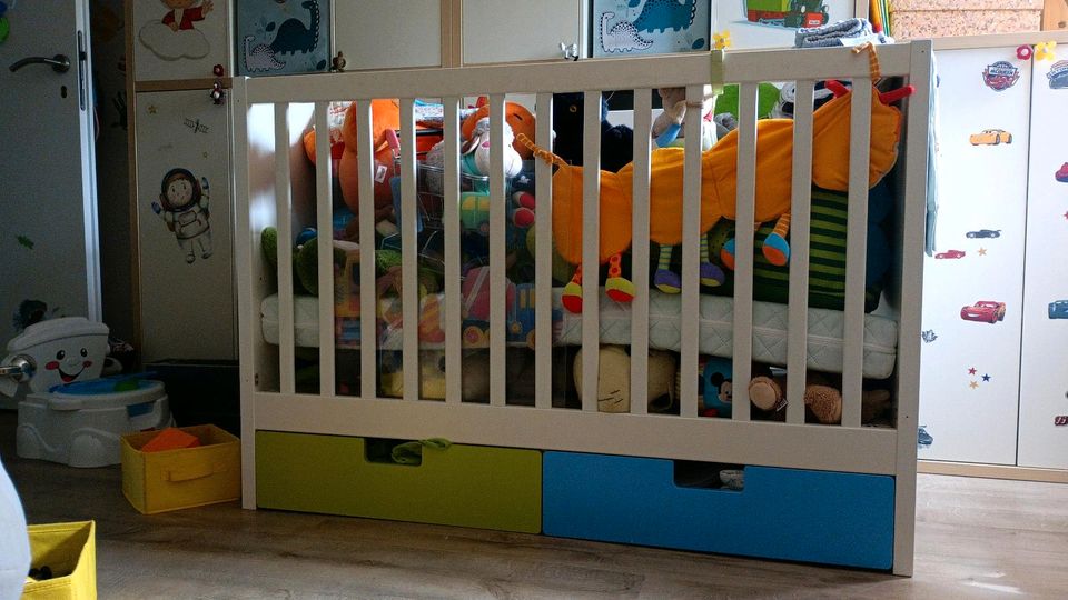 Babybett Ikea Stuva (bei Bedarf mit Matratze) ,ohne DekoSpielzeug in Herzberg/Elster