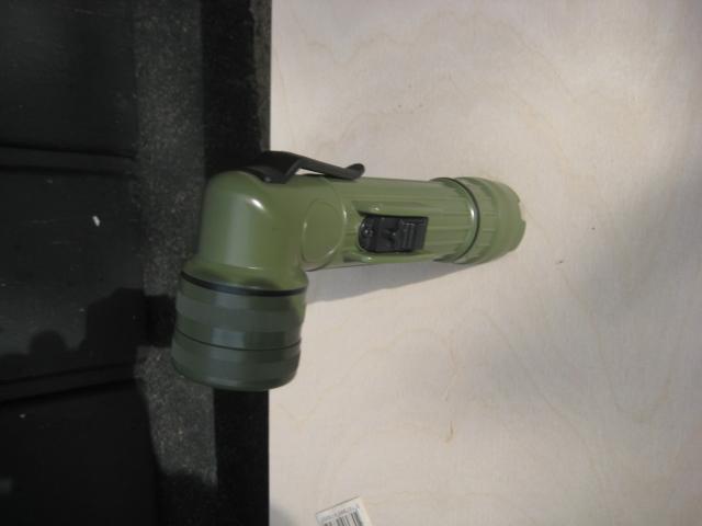Lampe Taschenlampe HM Armed Forces grün Kunststoff Batterie in Blankenfelde