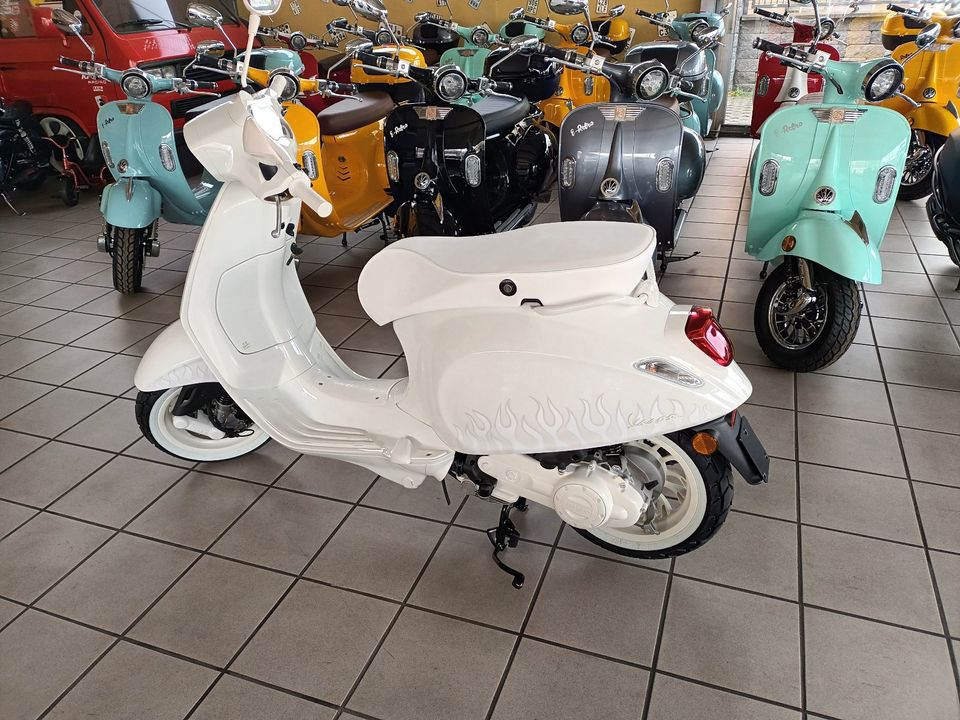 -700 € unter UPE: Piaggio Vespa Sprint 50 Justin Bieber X Edition in Bergheim