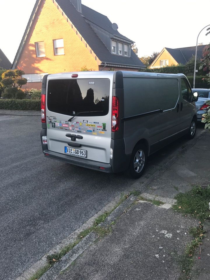 Transporter mit Fahrer in Viersen