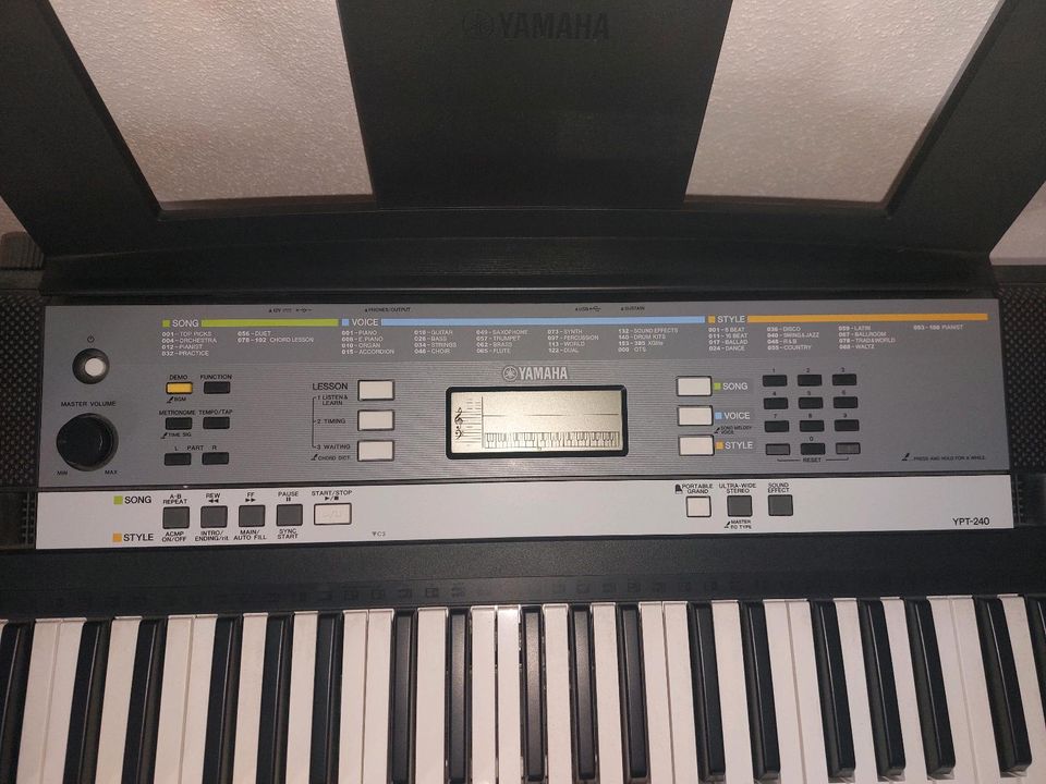 Digitales Keyboard YAMAHA YPT-240 neuw., inkl. Ständer in Kirchdorf a. Inn