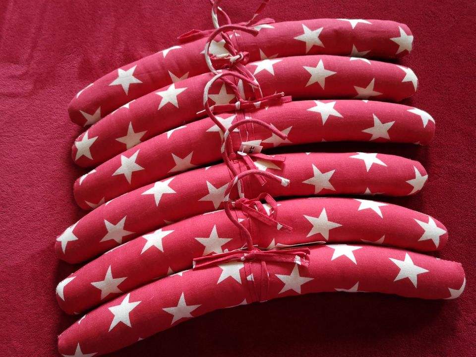 Kleiderbügel Rot-weiß mit Sternen wunderschön in Hilchenbach