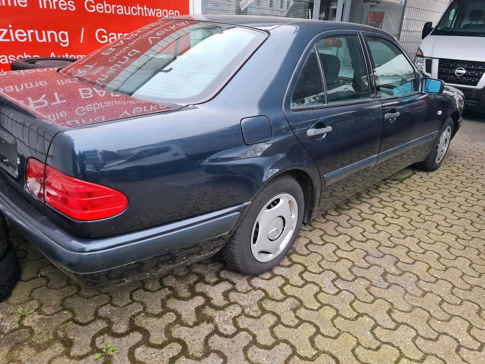 Mercedes-Benz Mercedes E200 W210  Automatik 1Hand in Wuppertal