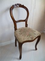 Antiker sehr schöner Stuhl mit schönen Blumen auf dem Polster Niedersachsen - Heeßen Vorschau