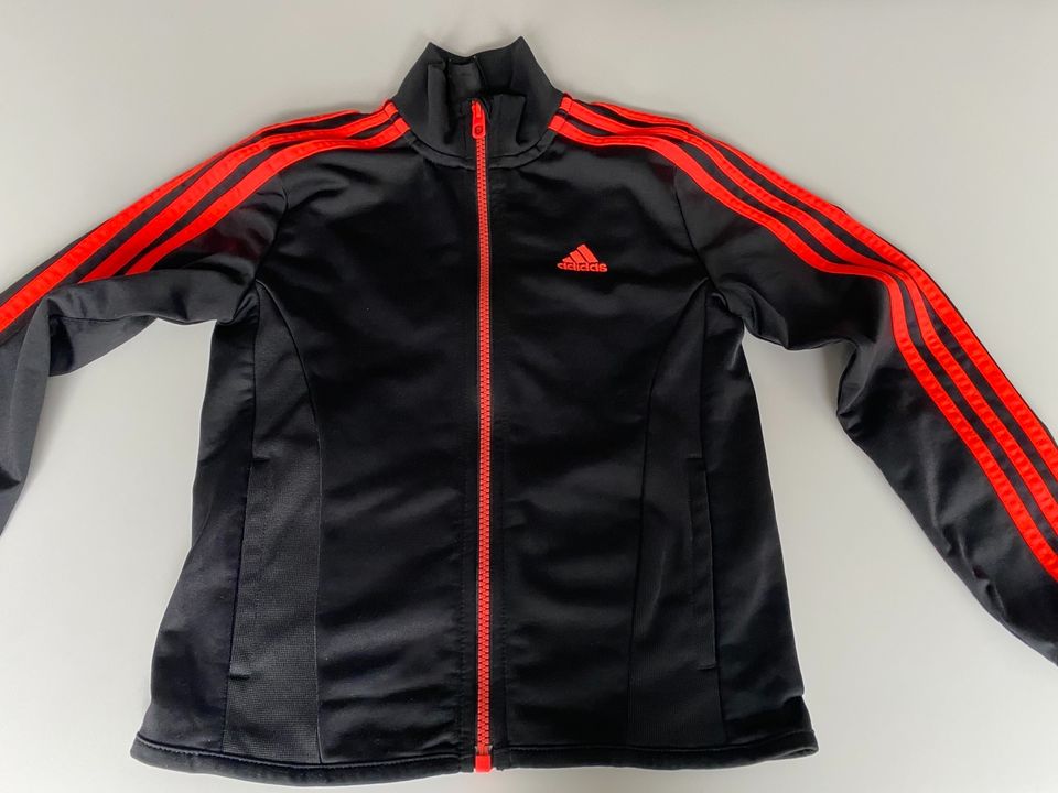 Trainingsjacken leichte Jacke Adidas Kinder 2 Stück in Altdorf