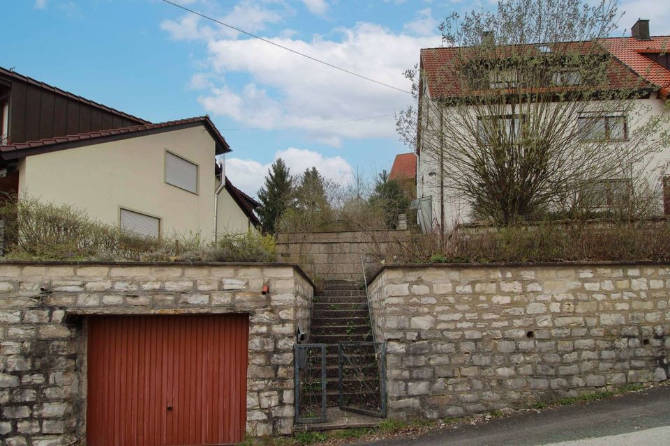 Kernsanierungsbedürftige Doppelhaushälfte in Hanglage mit möglicher Einliegerwohnung in Velden Mittelfr.