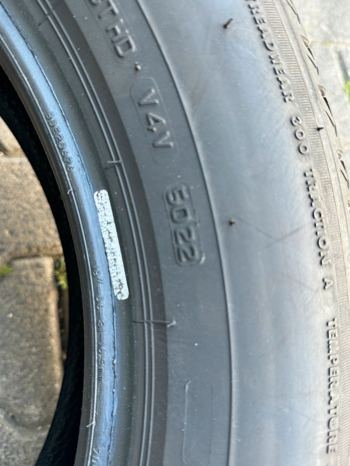 2 Sommerreifen Bridgestone 225/60R18  104W in Wiesbaden