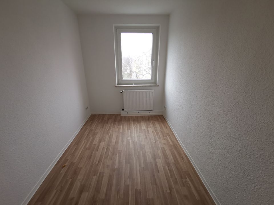 Für Sie frisch renoviert: 3-Raum-Wohnung mit Balkon im 2.OG in Merseburg