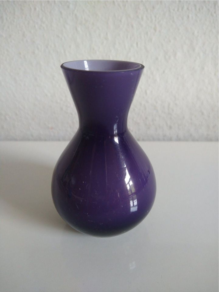 2 KLEINE GLASVASEN - LILA UND HELLBLAU - 10 cm hoch in Zwingenberg