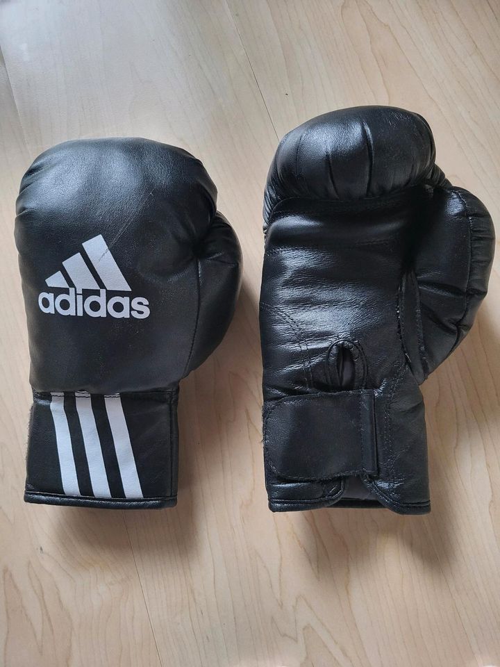 Adidas Boxsack für Kinder mit 2 Paar Handschuhen in Bad Endorf