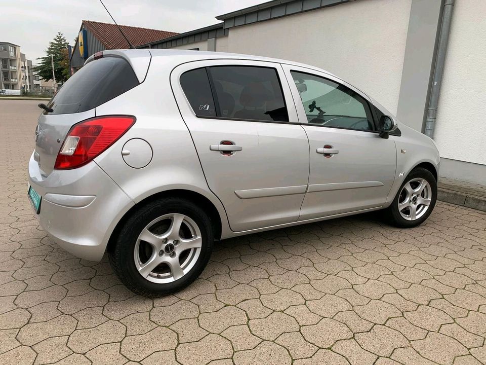 Opel Corsa D 1.2 Navigation Rückfahrkamera TÜV neu in Henstedt-Ulzburg