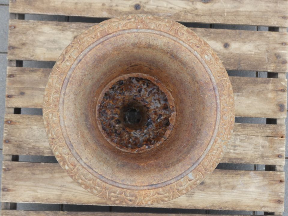 große alte französiche Vase Gusseisen mit Patina aus Frankreich in Wiesbaden