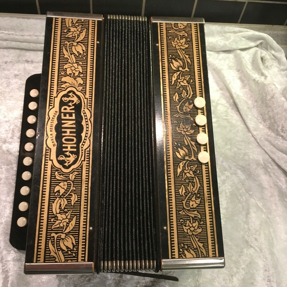 HOHNER AKKORDEON in Marburg