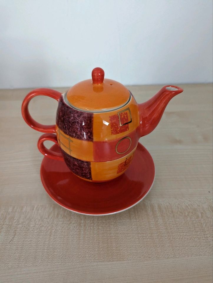 Kleine Teekanne mit Tasse in Varel