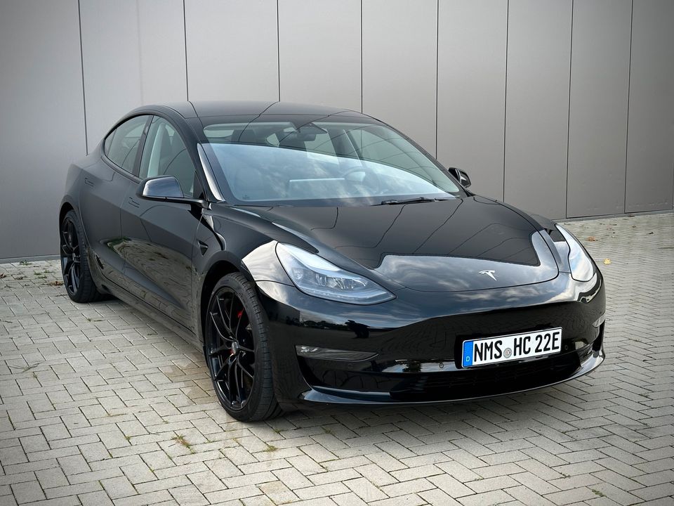 Tesla Model 3 Performance Schwarz mit Wärmepumpe in Neumünster