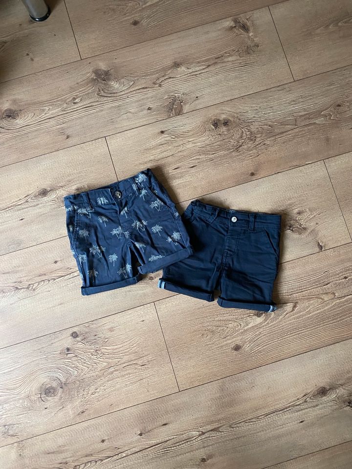 2 Kurze Hosen/ Shorts Gr. 104 in Gelsenkirchen