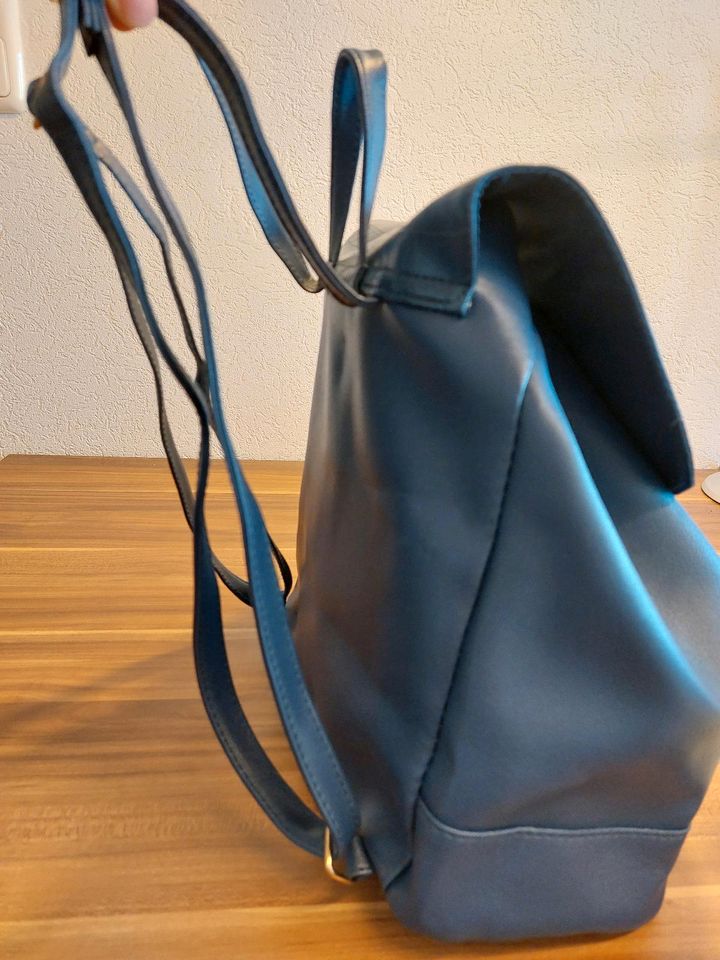 Rucksack mit Tasche und Portemonnaie in Bad Vilbel