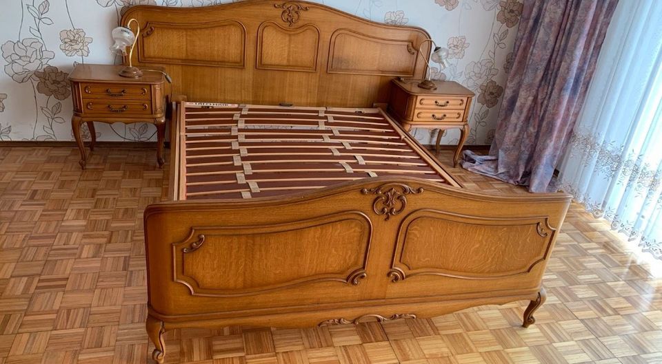 Schlafzimmer Bett Kleiderschrank 2 Nachtische massiv; alt in Köln