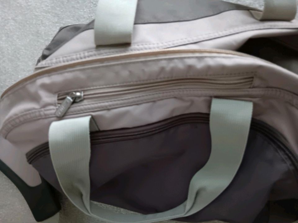 NIKE Sporttasche Umhängetasche mit Schultergurt beige/grau in Fürstenfeldbruck