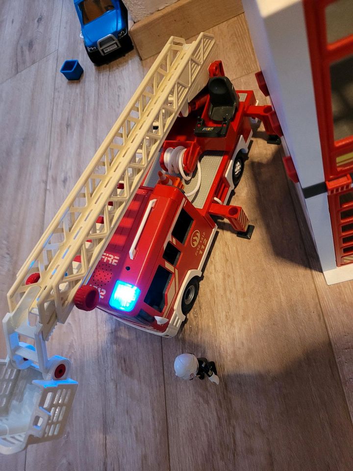 Playmobil 5361  Feuerwehrstation 5362Leiterfahrzeug in Künzell