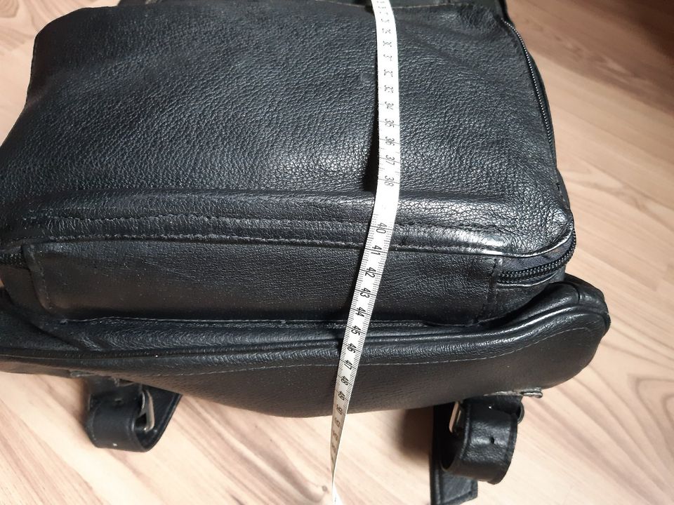 Leder Rucksack in schwarz in Wiesbaden