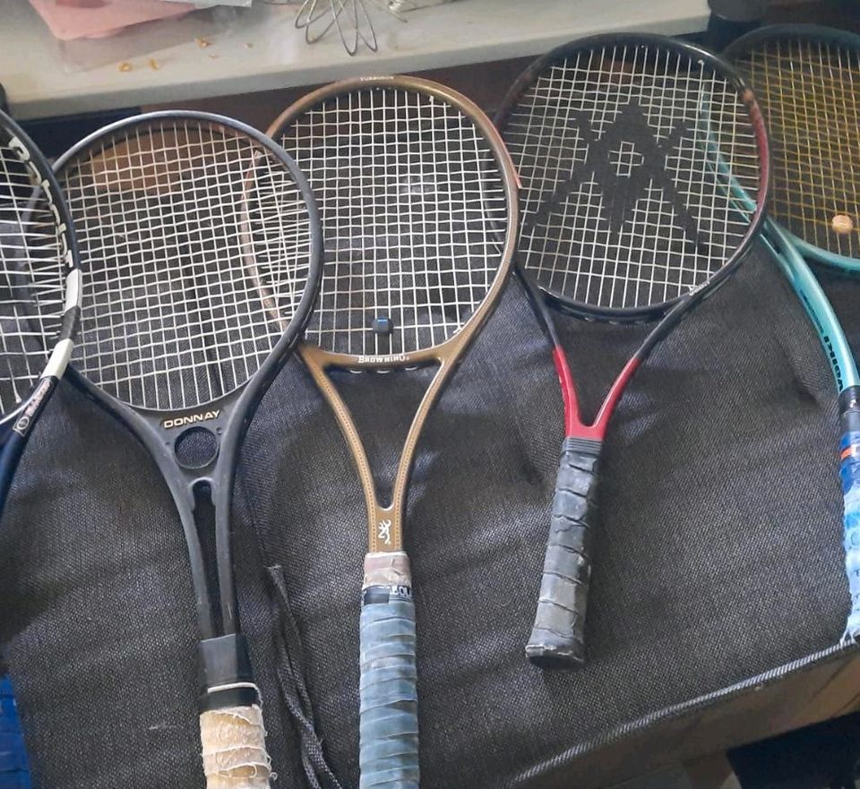 Verschiedene alte Tennisschläger in Ergoldsbach