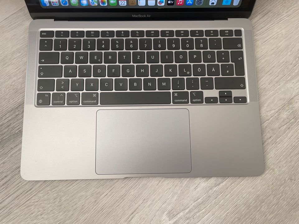 Apple MacBook Air 13 Zoll 256GB SSD M1 8GB Laptop Space Grau in Oberhausen