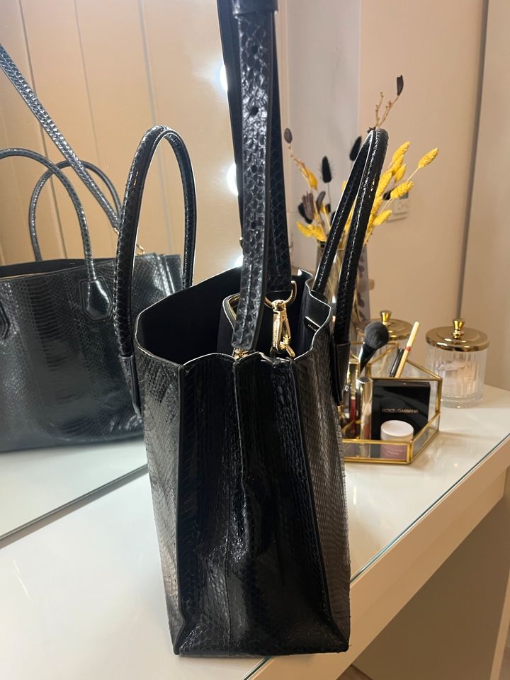 Michael Kors Tasche in schwarz mit gold, Mercer Python Shopper in Brühl