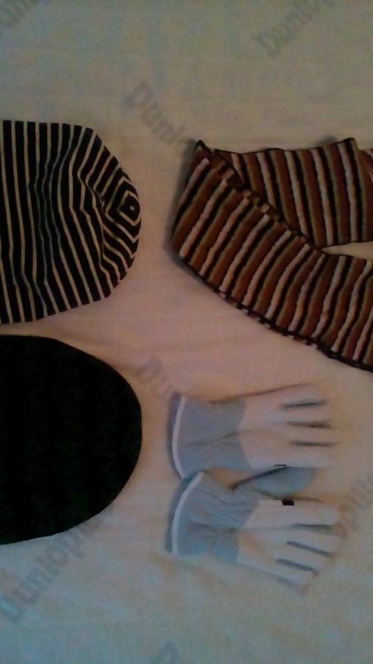 Diverse Mützen Handschuhe Schal in Essen