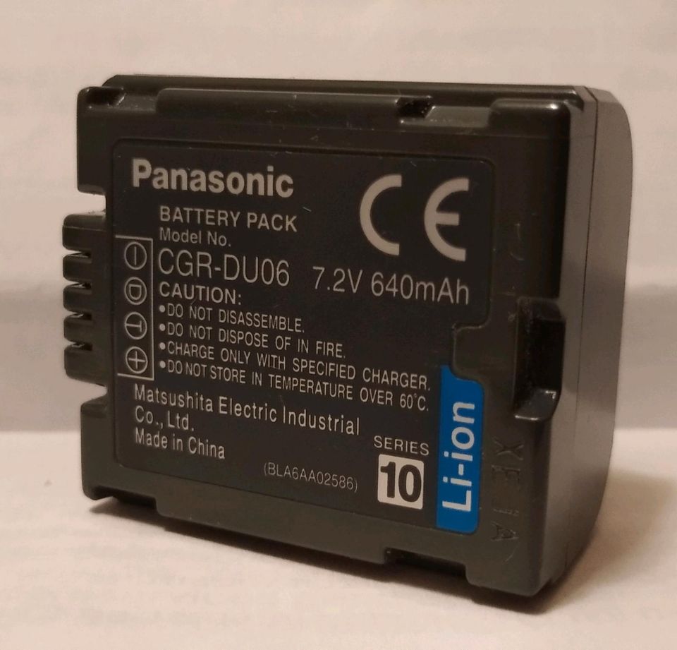 Panasonic CGR-DU06  Akku + Passenden Lade Adapter ! in Leipzig