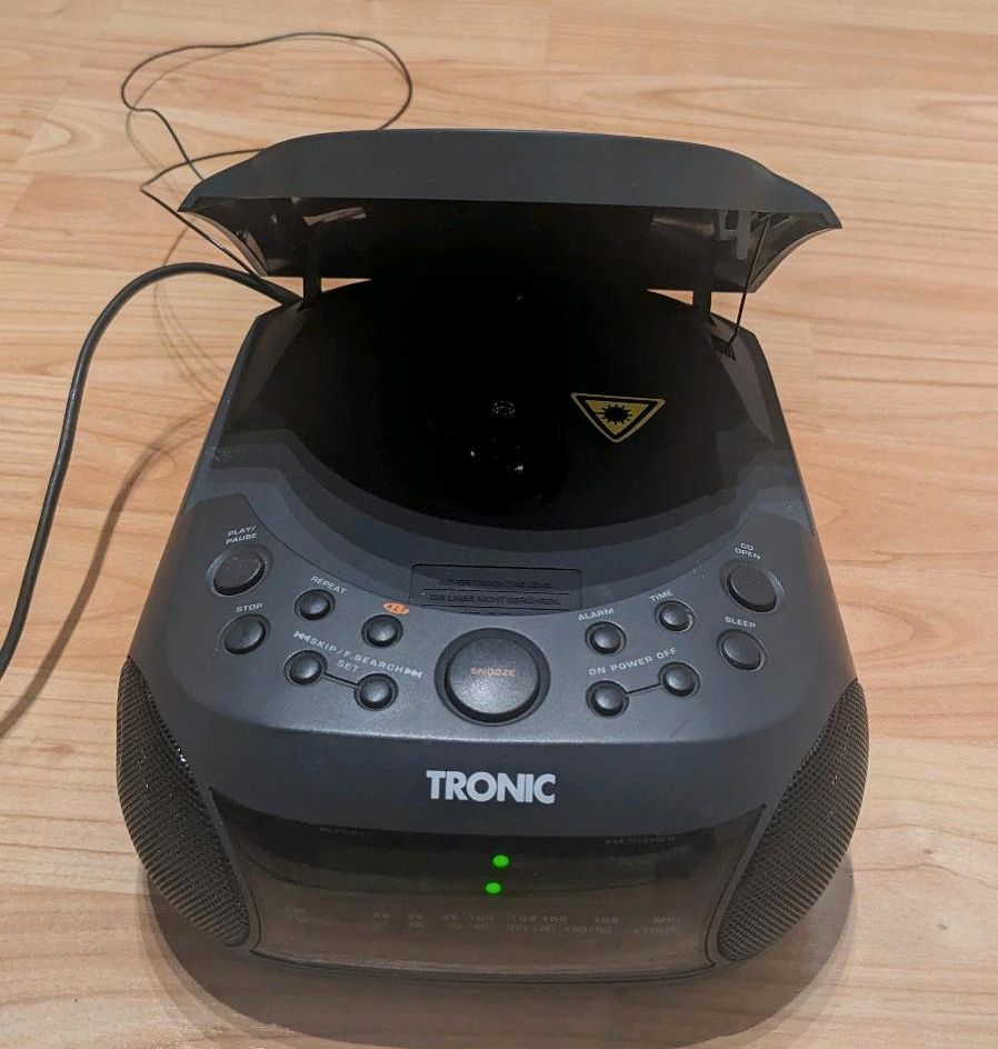 Tronic Stereo CD Clock Radio in Koblenz