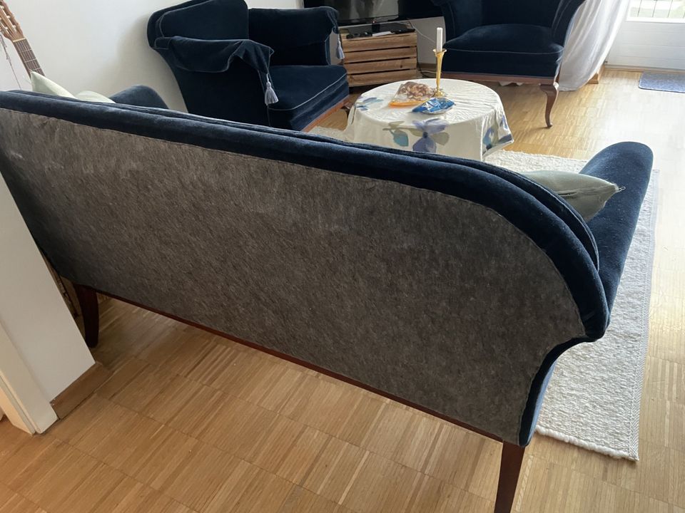 Sehr schönes kleines altes 2-Sitzer Sofa mit 2 passenden Sesseln in Berlin