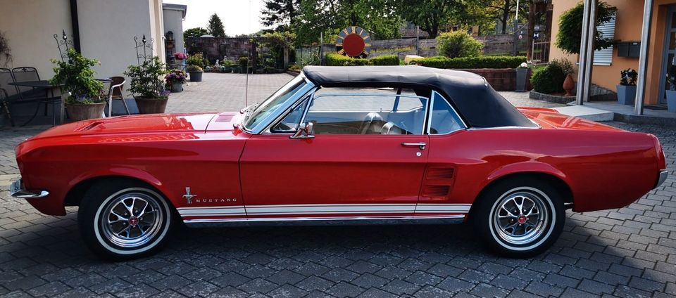 Oldtimer Klassiker Ford Mustang für Fotoaufnahmen in Wartmannsroth