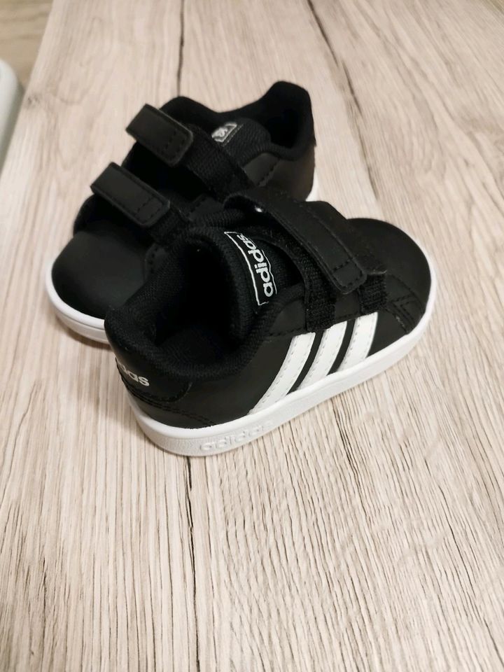 Adidas Kinderschuhe Größe 19 in Kulmbach