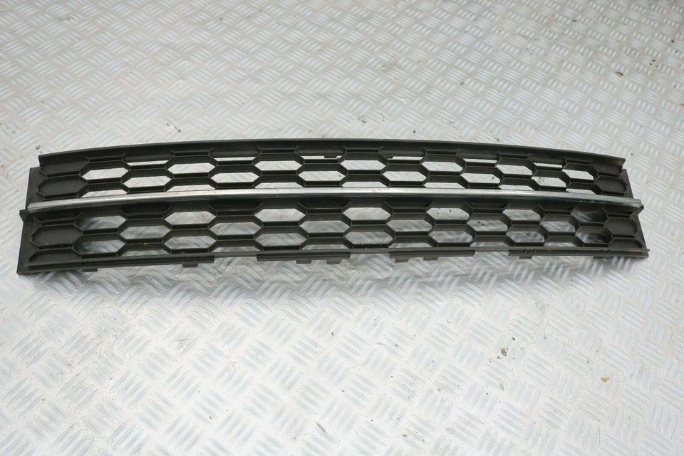 5E0853677K Skoda Octavia Lüftungsgitter Grill Stoßstange vorne in Radeberg