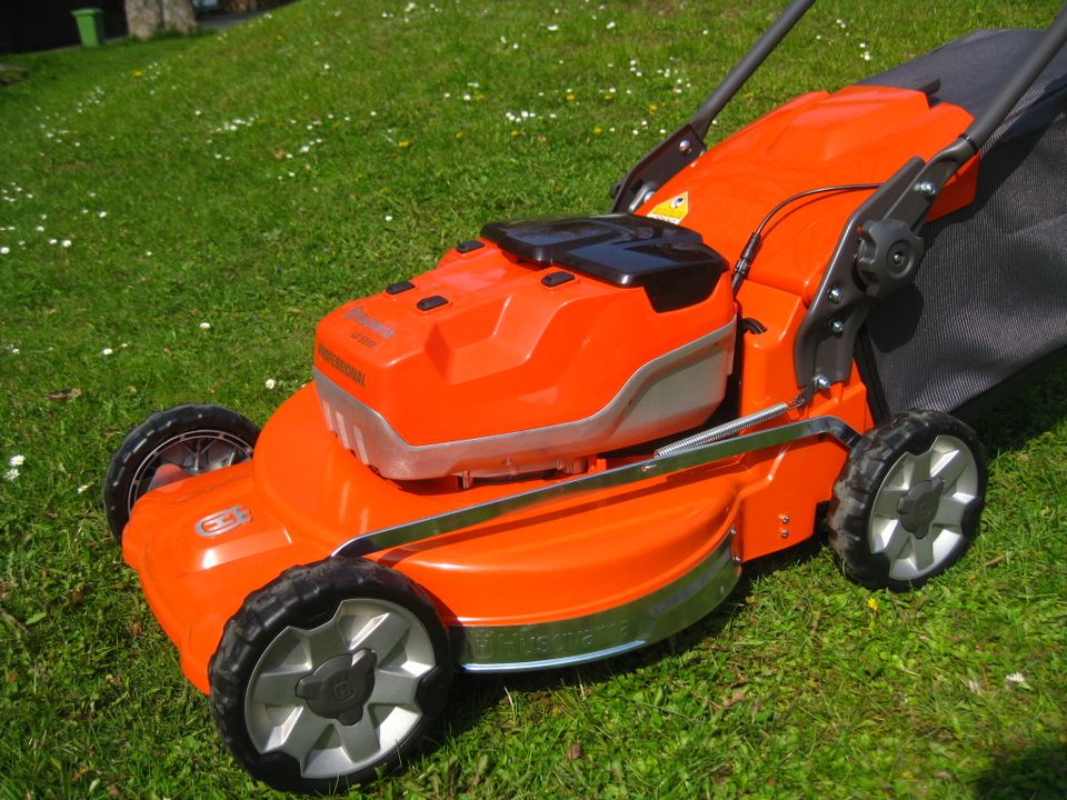 NEU Husqvarna PROFI Akku Rasenmäher LC551iV 51 cm Antireb Korb in Borchen