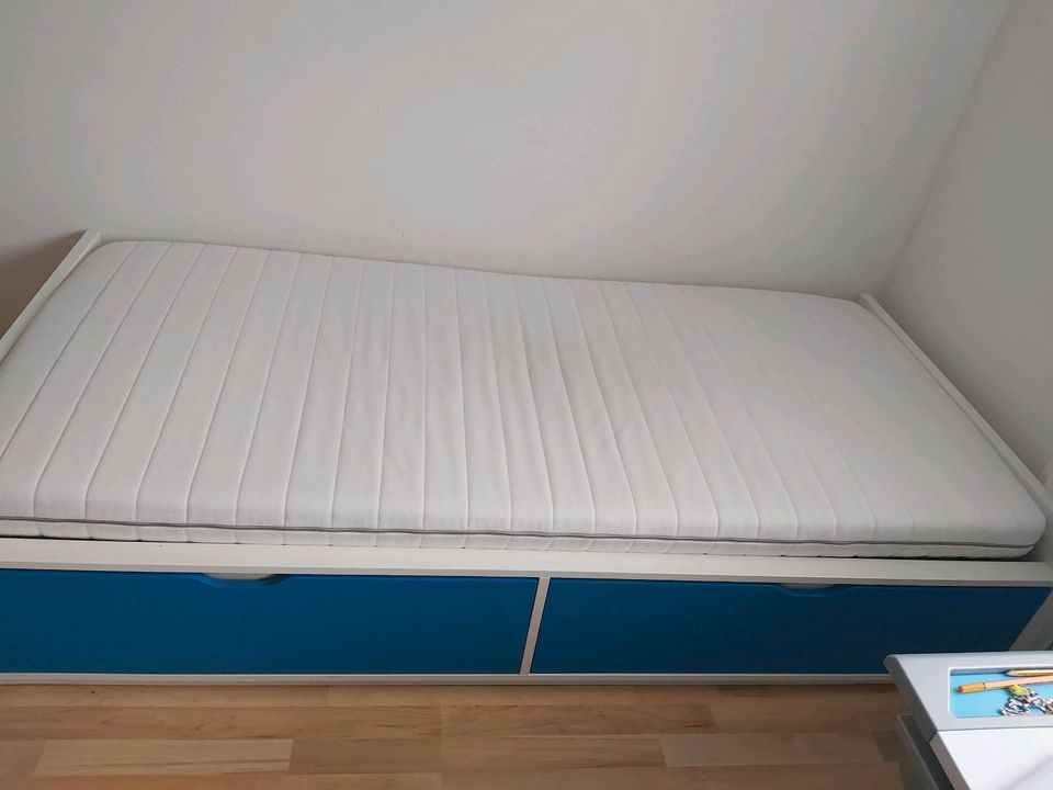 Bett 90x200 IKEA FLAXA mit Schubladen, Lattenrost und Matraze in Sengenthal