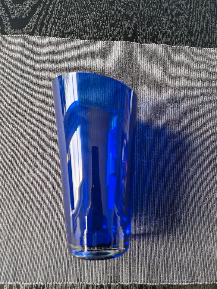 Wunderschöne schräge Glasvase Vase Glas dunkelblau rund schräg in Berlin