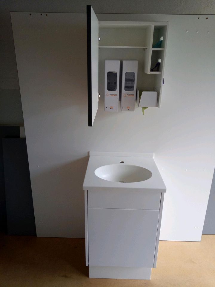 Arzt-Waschbeckenschrank und Hygienhängeschrank in Lichtenau Mittelfr