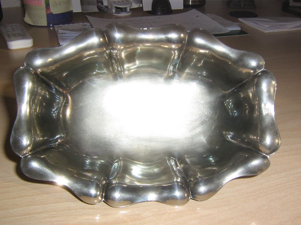 Schale mit Füßen, versilbert (Silver plated) in Stein