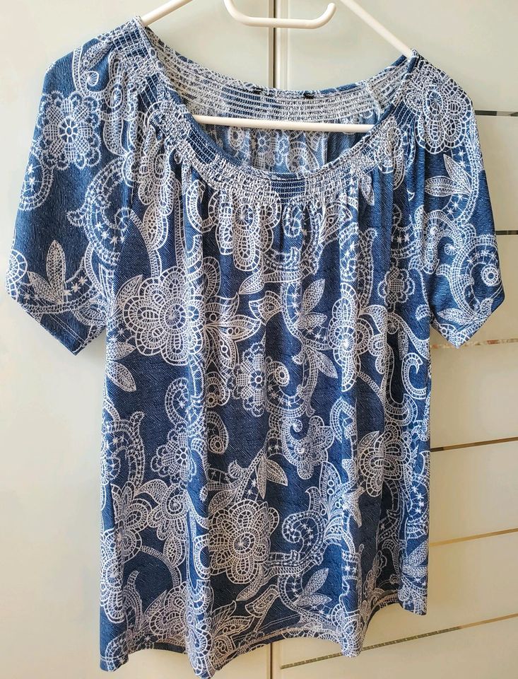 Carmenbluse Carmenshirt Paisley jeansblau weiß Gr.M Neuwertig in Beeskow