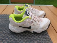 Tennisschuhe Kinder Nike Gr. 32 Hessen - Niederdorfelden Vorschau