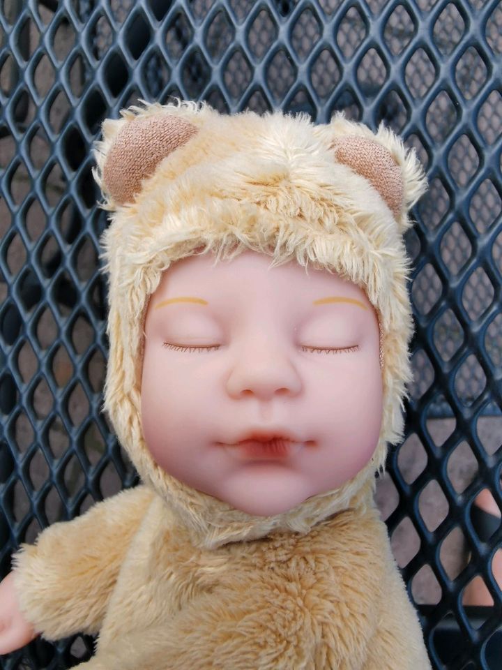 Schlafende Babypuppe, im Teddyfelloverall, Anne Geddes, in Oranienburg