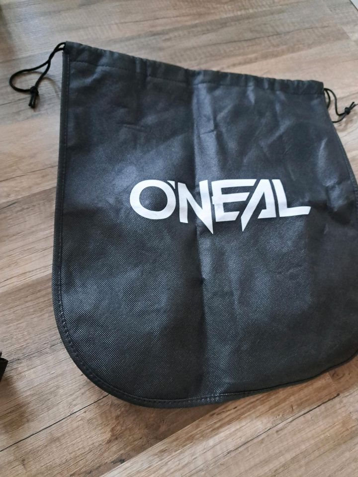 Nackenschutz von  O'neal die Tasche ist mit dabei in Wilhelmshaven